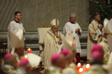 Vatikan Şehri, İtalya 30.03.2024: Papa Francis Vatikan 'da Paskalya Bayramı için Aziz Peter Bazilikası Altare della Confessione' de Paskalya ayinine başkanlık ediyor..