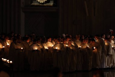 Vatikan Şehri, İtalya 30.03.2024: Papa Francis Vatikan 'da Paskalya Bayramı için Aziz Peter Bazilikası Altare della Confessione' de Paskalya ayinine başkanlık ediyor..