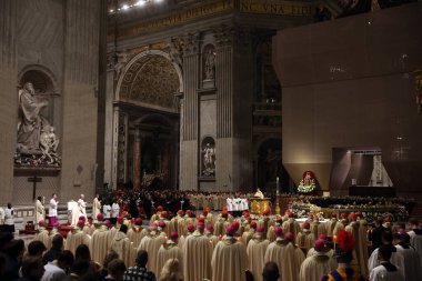 Vatikan Şehri, İtalya 30.03.2024: Papa Francis Vatikan 'da Paskalya Bayramı için Aziz Peter Bazilikası Altare della Confessione' de Paskalya ayinine başkanlık ediyor..