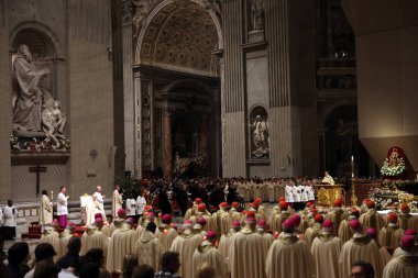 Vatikan Şehri, İtalya 30.03.2024: Papa Francis Vatikan 'da Paskalya Bayramı için Aziz Peter Bazilikası Altare della Confessione' de Paskalya ayinine başkanlık ediyor..