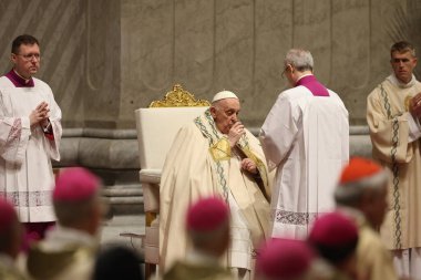 Vatikan Şehri, İtalya 30.03.2024: Papa Francis Vatikan 'da Paskalya Bayramı için Aziz Peter Bazilikası Altare della Confessione' de Paskalya ayinine başkanlık ediyor..