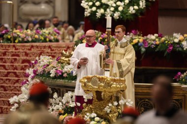 Vatikan Şehri, İtalya 30.03.2024: Papa Francis Vatikan 'da Paskalya Bayramı için Aziz Peter Bazilikası Altare della Confessione' de Paskalya ayinine başkanlık ediyor..