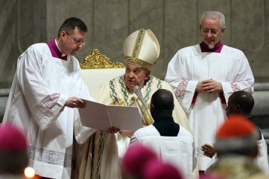 Vatikan Şehri, İtalya 30.03.2024: Papa Francis Vatikan 'da Paskalya Bayramı için Aziz Peter Bazilikası Altare della Confessione' de Paskalya ayinine başkanlık ediyor..