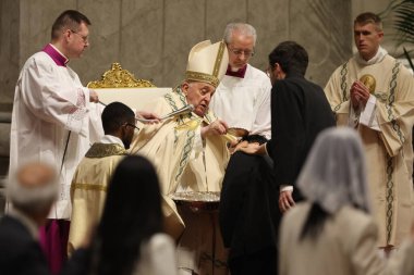 Vatikan Şehri, İtalya 30.03.2024: Papa Francis Vatikan 'da Paskalya Bayramı için Aziz Peter Bazilikası Altare della Confessione' de Paskalya ayinine başkanlık ediyor..