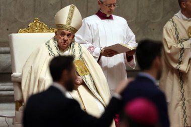 Vatikan Şehri, İtalya 30.03.2024: Papa Francis Vatikan 'da Paskalya Bayramı için Aziz Peter Bazilikası Altare della Confessione' de Paskalya ayinine başkanlık ediyor..