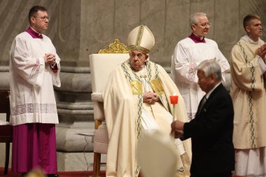 Vatikan Şehri, İtalya 30.03.2024: Papa Francis Vatikan 'da Paskalya Bayramı için Aziz Peter Bazilikası Altare della Confessione' de Paskalya ayinine başkanlık ediyor..