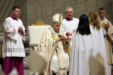 Vatikan Şehri, İtalya 30.03.2024: Papa Francis Vatikan 'da Paskalya Bayramı için Aziz Peter Bazilikası Altare della Confessione' de Paskalya ayinine başkanlık ediyor..
