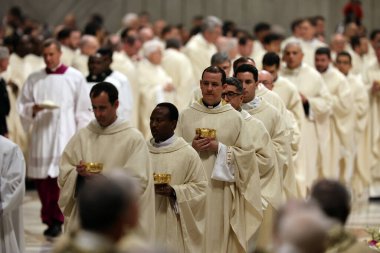 Vatikan Şehri, İtalya 30.03.2024: Papa Francis Vatikan 'da Paskalya Bayramı için Aziz Peter Bazilikası Altare della Confessione' de Paskalya ayinine başkanlık ediyor..