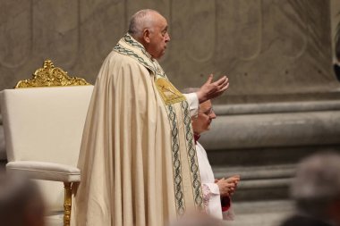 Vatikan Şehri, İtalya 30.03.2024: Papa Francis Vatikan 'da Paskalya Bayramı için Aziz Peter Bazilikası Altare della Confessione' de Paskalya ayinine başkanlık ediyor..