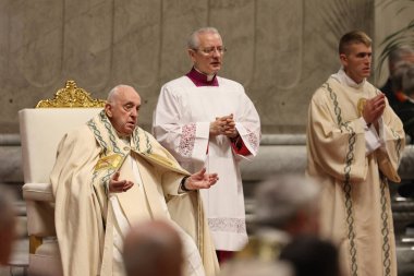 Vatikan Şehri, İtalya 30.03.2024: Papa Francis Vatikan 'da Paskalya Bayramı için Aziz Peter Bazilikası Altare della Confessione' de Paskalya ayinine başkanlık ediyor..