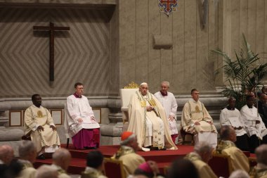 Vatikan Şehri, İtalya 30.03.2024: Papa Francis Vatikan 'da Paskalya Bayramı için Aziz Peter Bazilikası Altare della Confessione' de Paskalya ayinine başkanlık ediyor..