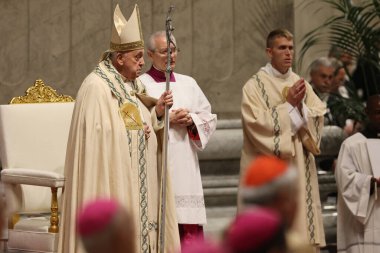 Vatikan Şehri, İtalya 30.03.2024: Papa Francis Vatikan 'da Paskalya Bayramı için Aziz Peter Bazilikası Altare della Confessione' de Paskalya ayinine başkanlık ediyor..