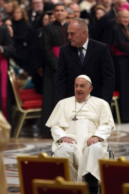 Vatikan Şehri, İtalya 30.03.2024: Papa Francis Vatikan 'da Paskalya Bayramı için Aziz Peter Bazilikası Altare della Confessione' de Paskalya ayinine başkanlık ediyor..