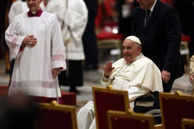 Vatikan Şehri, İtalya 30.03.2024: Papa Francis Vatikan 'da Paskalya Bayramı için Aziz Peter Bazilikası Altare della Confessione' de Paskalya ayinine başkanlık ediyor..