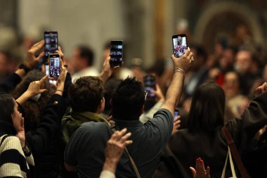 Vatikan Şehri, İtalya 30.03.2024: Papa Francis Vatikan 'da Paskalya Bayramı için Aziz Peter Bazilikası Altare della Confessione' de Paskalya ayinine başkanlık ediyor..