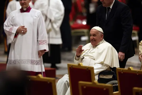 Stock image Vatican City, Italy 30.03.2024: Pope Francis presides over the rite of the Easter vigil at the Altare della Confessione, St. Peter's Basilica for the Holy Week of Easter in Vatican City.