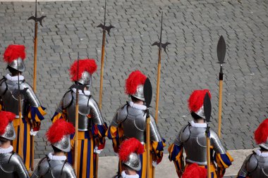 Vatikan Şehri, İtalya 31.03.2024: İsviçreli muhafızlar görevlendirildi, Papa Francis Paskalya ayinine Roma 'daki Vatikan şehrinde Paskalya Bayramı için Aziz Peter Meydanı' nın kilisesinin avlusunda başkanlık etti.