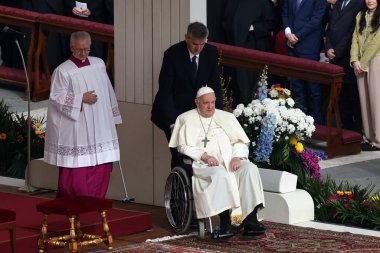 Vatikan Şehri, İtalya 31.03.2024: Papa, tekerlekli sandalyede meydana geldi, Papa Francis, Vatikan 'daki Vatikan şehrindeki Paskalya Kutsal Haftası için Aziz Peter Meydanı' nın kilisesindeki Paskalya ayinine başkanlık etti.
