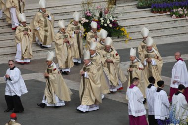 Vatikan Şehri, İtalya 31.03.2024: haçlı kardinaller geçidi, Papa Francis, Vatikan 'daki Vatikan şehrinde Paskalya Kutsal Haftası için Aziz Peter Meydanı' nın kilisesindeki Paskalya ayinine başkanlık ediyor.