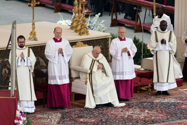 Vatikan Şehri, İtalya 31.03.2024: Papa Francis, Roma 'daki Vatikan şehrindeki Paskalya Kutsal Haftası için Aziz Peter Meydanı' nın kilisesinde Paskalya ayinine başkanlık ediyor.