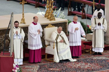 Vatikan Şehri, İtalya 31.03.2024: Papa Francis, Roma 'daki Vatikan şehrindeki Paskalya Kutsal Haftası için Aziz Peter Meydanı' nın kilisesinde Paskalya ayinine başkanlık ediyor.