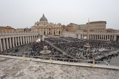 Vatikan Şehri, İtalya 31.03.2024: Katolik inançlılarla meydanın manzarası, Papa Francis, Vatikan 'daki Vatikan şehrinde Paskalya Kutsal Haftası için Aziz Petrus Meydanı' nın kilisesindeki ayine başkanlık ediyor.