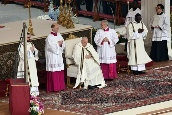 Vatikan Şehri, İtalya 31.03.2024: Papa Francis, Roma 'daki Vatikan şehrindeki Paskalya Kutsal Haftası için Aziz Peter Meydanı' nın kilisesinde Paskalya ayinine başkanlık ediyor.