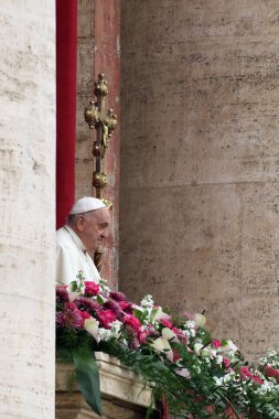 Vatikan Şehri, İtalya 31.03.2024: Papa Francis, Vatikan 'daki San Pietro Bazilikası' nın merkez balkonundan haftanın Paskalya Ayini 'ni kutladıktan sonra Urbi et orbi' yi kutsadı.