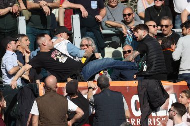 Roma, İtalya 06.04.2024: İtalyan Serie A TIM 2023-2024 futbol karşılaşması öncesinde Roman taraftarlar arasında Roma Olimpiyat Stadyumu 'nda AS ROMA SS LAZIO' ya karşı çıkan çatışmalar.