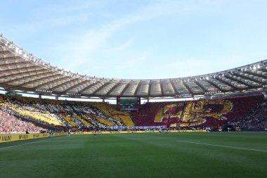 Roma, İtalya 06.04.2024: İtalyan Serisi A TIM 2023-2024 futbol müsabakası sırasında tribünlerdeki Roman taraftarların koreografisi AS ROMA 'ya karşı Roma Olimpiyat Stadyumu' nda SS LAZIO.