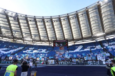 Roma, İtalya 06.04.2024: İtalyan Serisi A TIM 2023-2024 futbol karşılaşmasında Lazio taraftarlarının koreografisi AS ROMA 'ya karşı Roma Olimpiyat Stadyumu' nda SS LAZIO.