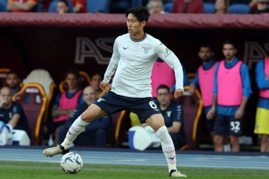 Roma, İtalya 06.04.2024: İtalyan Serie A TIM 2023-2024 futbol karşılaşmasında Lazio 'lu Daichi Kamada AS ROMA, Roma' daki Olimpiyat Stadyumu 'nda SS LAZIO' ya karşı.