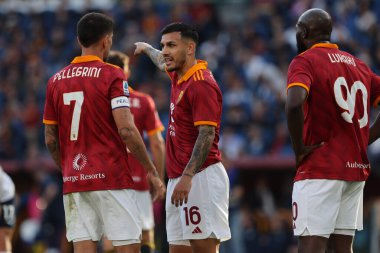 Roma, İtalya 06.04.2024: Roma 'dan Leandro Paredes, Roma' dan Lorenzo Pellegrini İtalyan Serie A TIM 2023-2024 futbol karşılaşmasında AS ROMA, Roma 'daki Olimpiyat Stadyumu' nda SS LAZIO 'ya karşı.