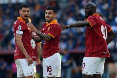 Roma, İtalya 06.04.2024: Roma 'dan Leandro Paredes, Roma' dan Lorenzo Pellegrini İtalyan Serie A TIM 2023-2024 futbol karşılaşmasında AS ROMA, Roma 'daki Olimpiyat Stadyumu' nda SS LAZIO 'ya karşı.