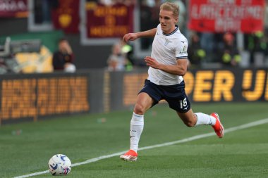 Roma, İtalya 06.04.2024: İtalyan Serie A TIM 2023-2024 futbol karşılaşması sırasında Lazio 'dan Gustav Isaksen Roma' daki Olimpiyat Stadyumu 'nda AS ROMA SS LAZIO' ya karşı.