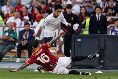 Roma, İtalya 06.04.2024: İtalyan Serie A TIM 2023-2024 futbol müsabakası sırasında Romanyalı Daichi Kamada, Roma Olimpiyat Stadyumu 'nda SS LAZIO' ya karşı..