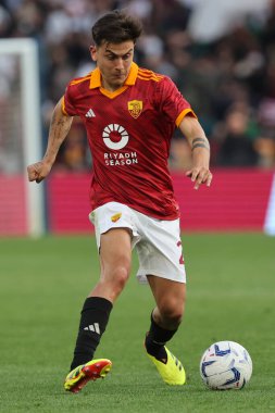 Roma, İtalya 06.04.2024: İtalyan Serie A TIM 2023-2024 futbol karşılaşması sırasında Romanyalı Paulo Dybala Roma 'daki Olimpiyat Stadyumu' nda AS ROMA SS LAZIO 'ya karşı.