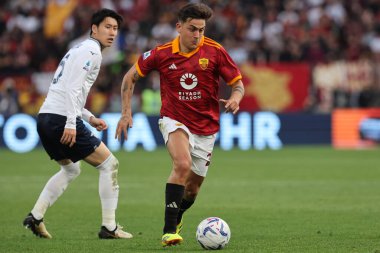 Roma, İtalya 06.04.2024: Lazio 'dan Daichi Kamada, Roma' dan Paulo Dybala İtalyan Serie A TIM 2023-2024 futbol karşılaşmasında AS ROMA, Roma 'daki Olimpiyat Stadyumu' nda SS LAZIO 'ya karşı.