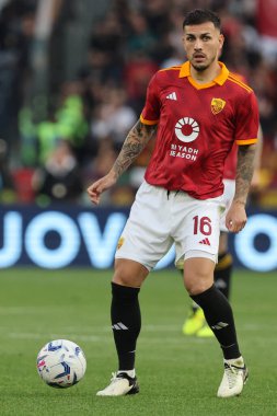 Roma, İtalya 06.04.2024: İtalyan Serisi A TIM 2023-2024 futbol karşılaşması sırasında Roma 'dan Leandro Paredes Roma Olimpiyat Stadyumu' nda AS ROMA SS LAZIO 'ya karşı.