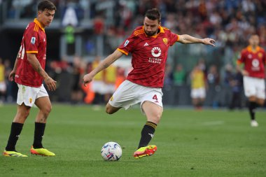 Roma, İtalya 06.04.2024: İtalyan Serisi A TIM 2023-2024 futbol karşılaşmasında Roman Bryan Cristante, Roma 'daki Olimpiyat Stadyumu' nda AS ROMA SS LAZIO 'ya karşı..