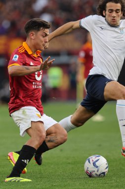 Roma, İtalya 06.04.2024: İtalyan Serie A TIM 2023-2024 futbol karşılaşması sırasında Romanyalı Paulo Dybala Roma 'daki Olimpiyat Stadyumu' nda AS ROMA SS LAZIO 'ya karşı.