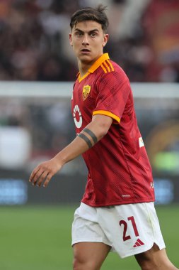 Roma, İtalya 06.04.2024: İtalyan Serie A TIM 2023-2024 futbol karşılaşması sırasında Romanyalı Paulo Dybala Roma 'daki Olimpiyat Stadyumu' nda AS ROMA SS LAZIO 'ya karşı.