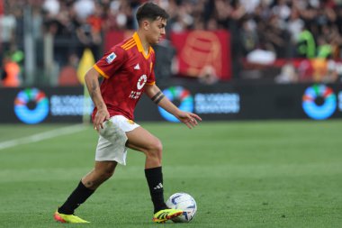 Roma, İtalya 06.04.2024: İtalyan Serie A TIM 2023-2024 futbol karşılaşması sırasında Romanyalı Paulo Dybala Roma 'daki Olimpiyat Stadyumu' nda AS ROMA SS LAZIO 'ya karşı.