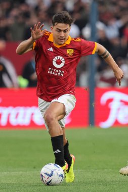 Roma, İtalya 06.04.2024: İtalyan Serie A TIM 2023-2024 futbol karşılaşması sırasında Romanyalı Paulo Dybala Roma 'daki Olimpiyat Stadyumu' nda AS ROMA SS LAZIO 'ya karşı.