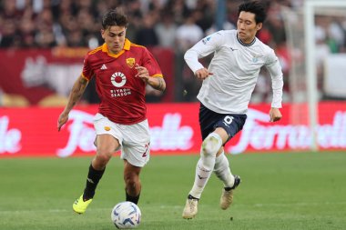 Roma, İtalya 06.04.2024: Roma 'dan Paulo Dybala, İtalyan Serie A TIM 2023-2024 futbol müsabakası sırasında Lazio' dan Daichi Kamada Roma 'daki Olimpiyat Stadyumu' nda SS LAZIO 'ya karşı..