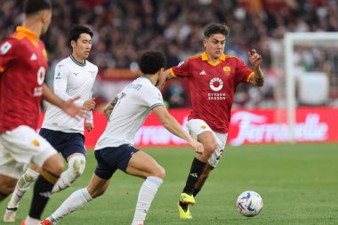 Roma, İtalya 06.04.2024: Roma 'dan Paulo Dybala, İtalyan Serie A TIM 2023-2024 futbol müsabakası sırasında Lazio' dan Daichi Kamada Roma 'daki Olimpiyat Stadyumu' nda SS LAZIO 'ya karşı..