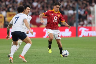 Roma, İtalya 06.04.2024: Roma 'dan Paulo Dybala, İtalyan Serie A TIM 2023-2024 futbol müsabakası sırasında Lazio' dan Daichi Kamada Roma 'daki Olimpiyat Stadyumu' nda SS LAZIO 'ya karşı..