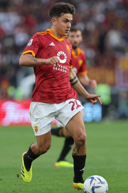 Roma, İtalya 06.04.2024: İtalyan Serie A TIM 2023-2024 futbol karşılaşması sırasında Romanyalı Paulo Dybala Roma 'daki Olimpiyat Stadyumu' nda AS ROMA SS LAZIO 'ya karşı.