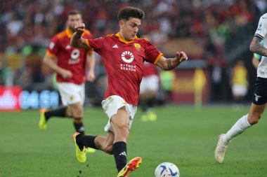 Roma, İtalya 06.04.2024: İtalyan Serie A TIM 2023-2024 futbol karşılaşması sırasında Romanyalı Paulo Dybala Roma 'daki Olimpiyat Stadyumu' nda AS ROMA SS LAZIO 'ya karşı.