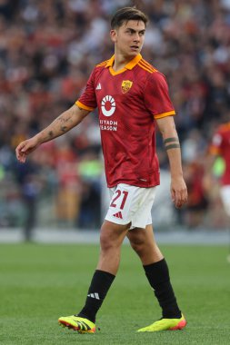 Roma, İtalya 06.04.2024: İtalyan Serie A TIM 2023-2024 futbol karşılaşması sırasında Romanyalı Paulo Dybala Roma 'daki Olimpiyat Stadyumu' nda AS ROMA SS LAZIO 'ya karşı.